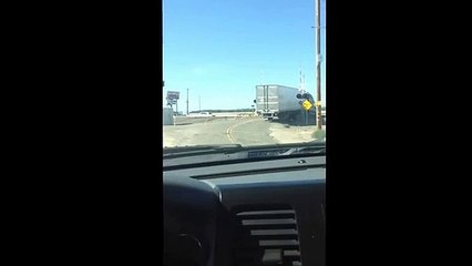 Un train démolit un camion sur une voie ferrée