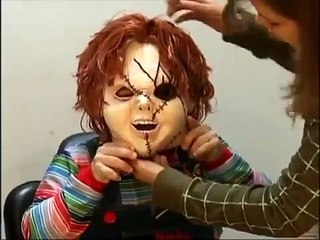Chucky sort d'un panneau publicitaire et effraie les passants