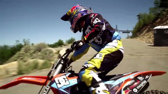 Il saute d'un tremplin de saut à ski en moto