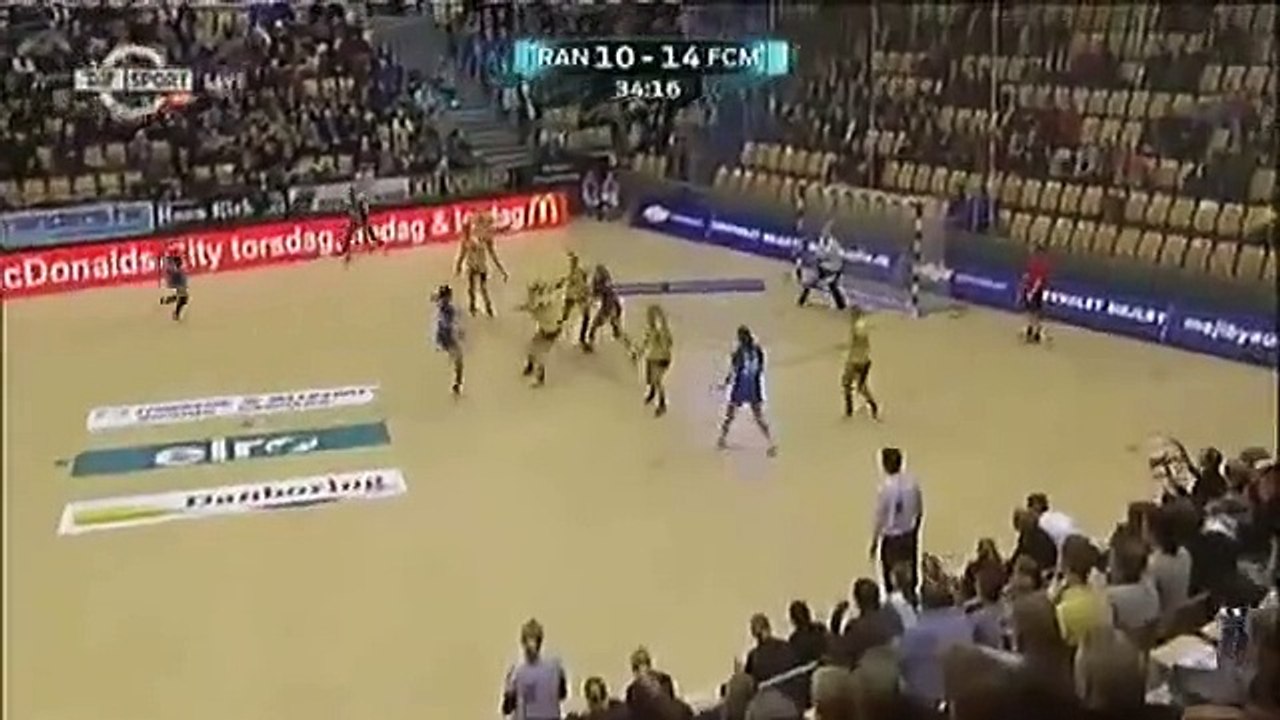 Deux handballeuses chutent et se retrouvent dans une drôle de position !