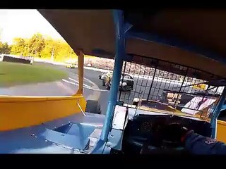 Un pilote coincé dans sa voiture en feu