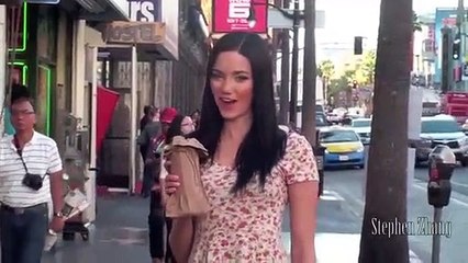Caméra cachée : une jolie fille fait semblant d'être ivre dans la rue