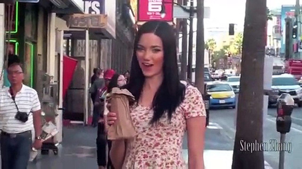 Caméra cachée : une jolie fille fait semblant d'être ivre dans la rue