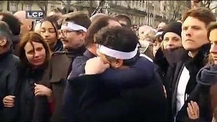 Accolade pleine d'émotion entre François Hollande et Patrick Pelloux