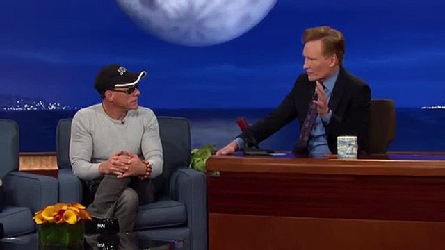 Jean-Claude Van Damme rejoue la scène de danse de Kickboxer