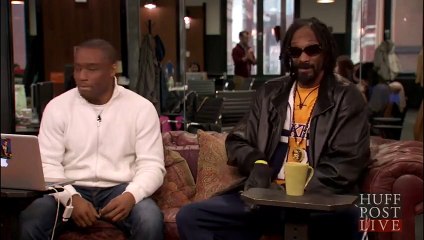 Snoop Dogg fume un joint sur un plateau télé