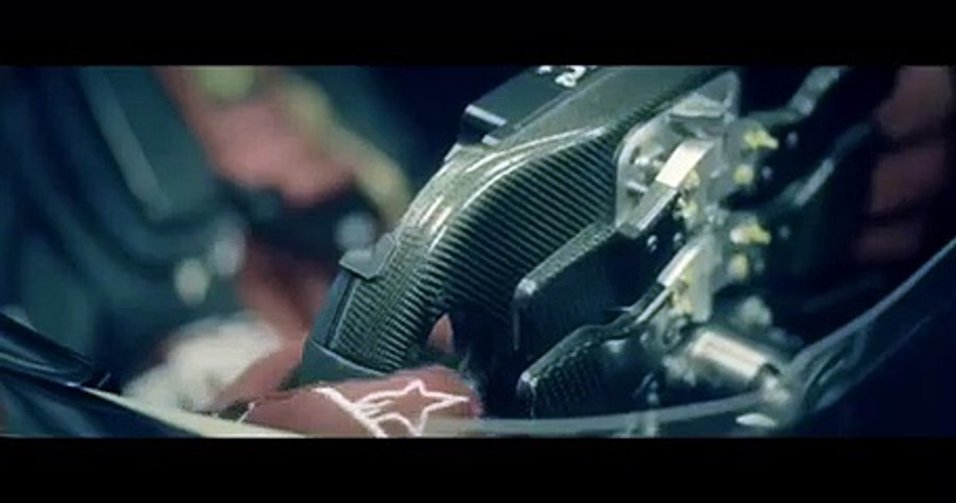 L'incroyable saut d'un camion par-dessus une Formule 1