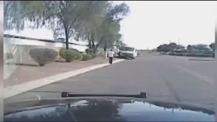 Vidéo choc : un policier renverse un homme armé pour l'arrêter