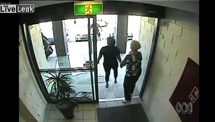 Un pickpocket passe à travers une vitre en essayant de fuire