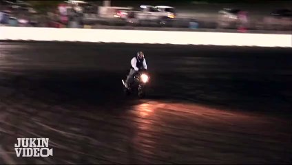 Un cascadeur fonce droit dans un mur