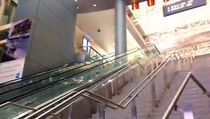 Coincé dans un aéroport, il réalise un clip de Céline Dion