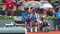Djokovic invite un ramasseur de balles à partager son parapluie et lui offre à boire
