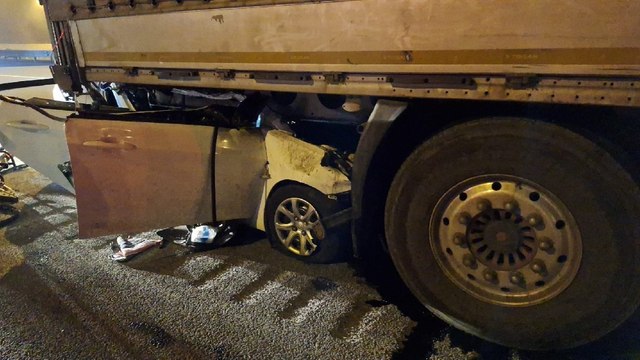 TIR’a saplanan otomobil kağıt gibi ezildi: 1 ölü