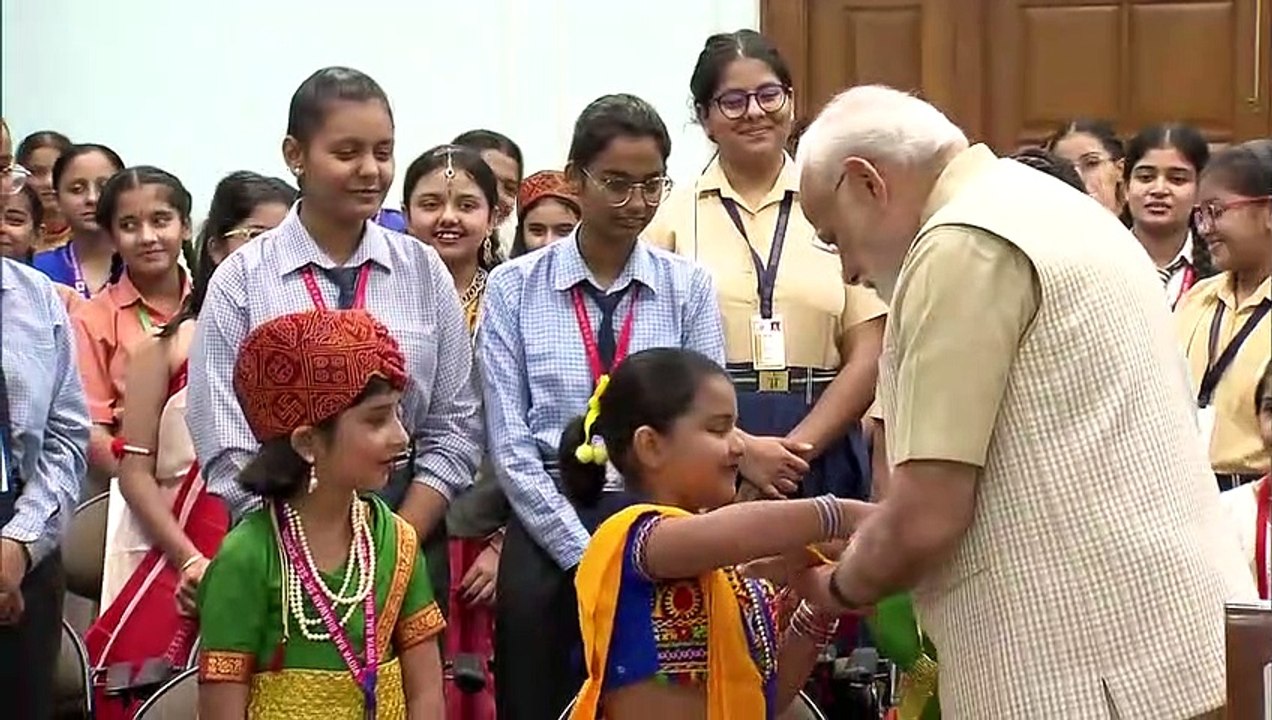 Happy Raksha Bandhan 2023 _ PM Modi's Heartwarming Rakhi Bond with School Students!