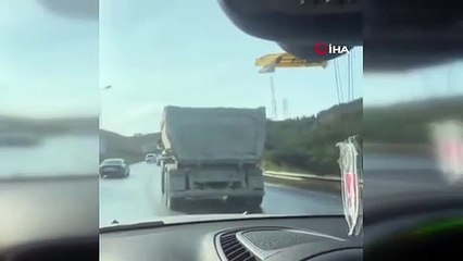 Un camion de terrassement a rempli la route de béton à Başakşehir