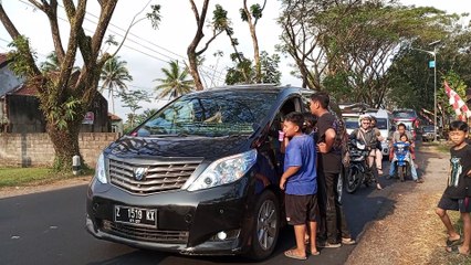 Oh ini ya mobilnya...ko klaksonnya mirip klakson bus telolet..hehe