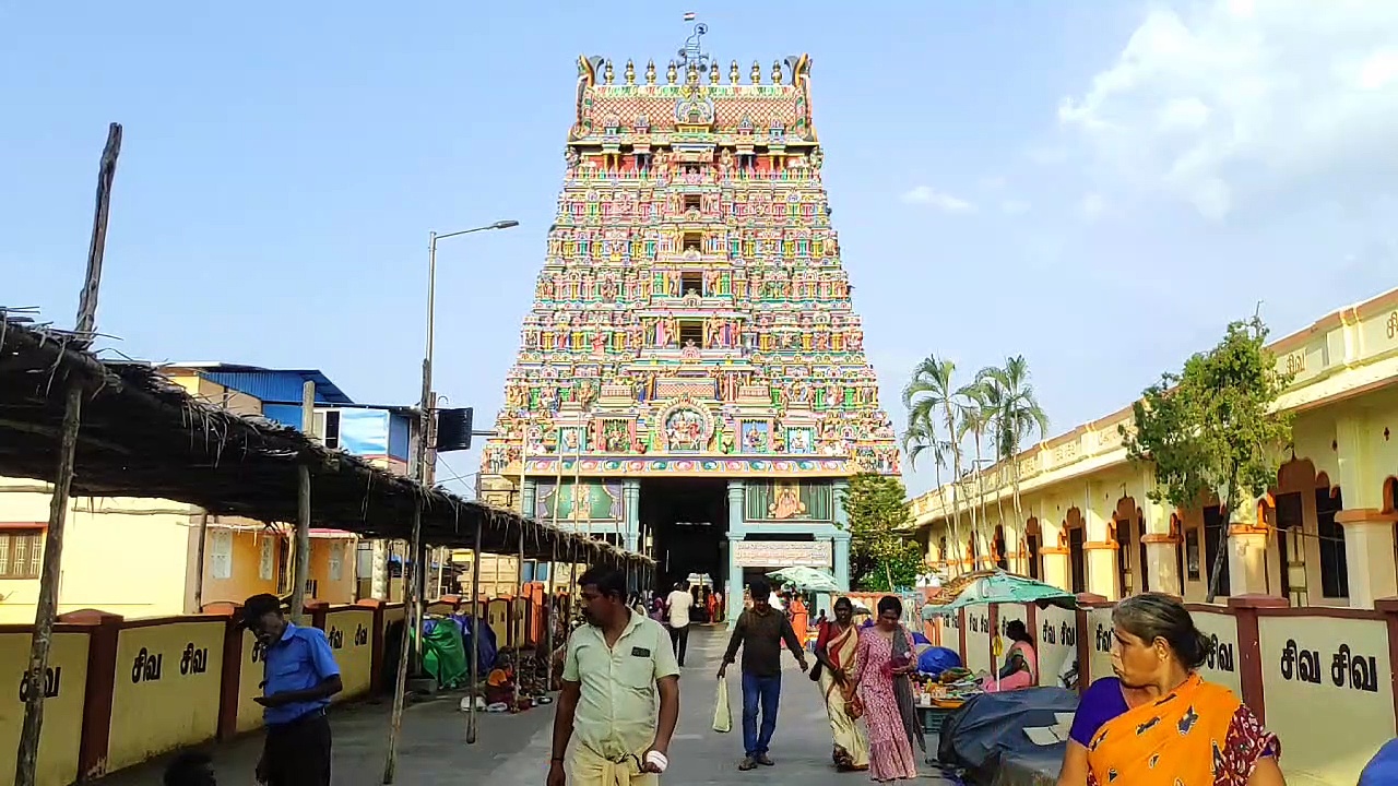 மனைவி சைந்தவியுடன் திருக்கடையூரில் சாமி தரிசனம் செய்த இசையமைப்பாளர் ஜி.வி.