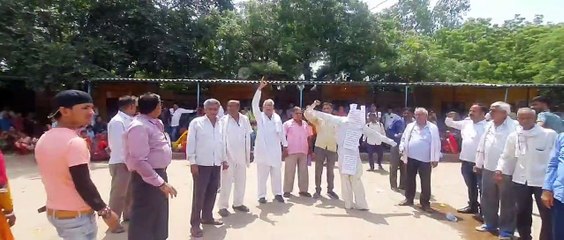 बस स्टेंड पर रोडवेजकर्मियों ने किया प्रदर्शन, जलाया पुतला