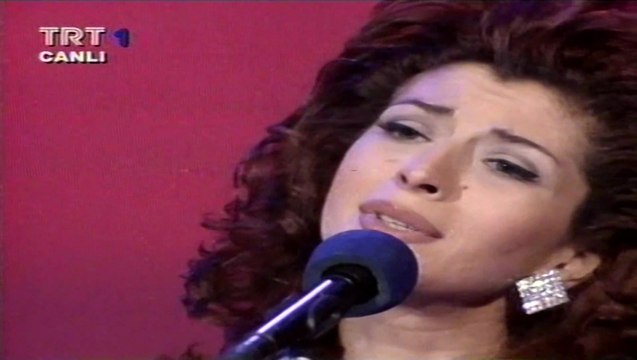 Elif Güreşçi / Akşam dönüşü geçtim o esrarlı bağından