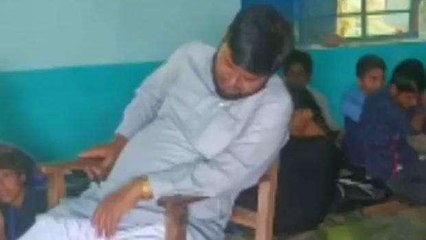 बेगूसराय: स्कूल के क्लासरूम में सोते रहे 'गुरुजी', खर्राटे मारते हुए वीडियो वायरल