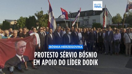 Sérvios bósnios apoiam presidente Dodik com imagens de Putin