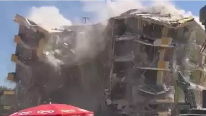 Gaziantep'te 5 katlı hasarlı bina, yıkım sırasında böyle çöktü