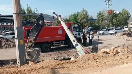 Elektrik direği kamyonun üzerine devrildi