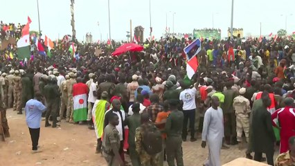 استمرار المظاهرات أمام القاعدة العسكرية في #نيامي بعدما أعلن القضاء في #النيجر أن سفير #باريس "لم يعد دبلوماسيا وليس لديه تصريح إقامة"  #العربية