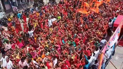 Descargar video: बागेश्वर धाम के पीठाधीश्वर आचार्य धीरेंद्र कृष्ण शास्त्री की कथा से पूर्व शहर में निकाली कलश शोभायात्रा, हजारों की संख्या में शामिल हुई महिलाएं