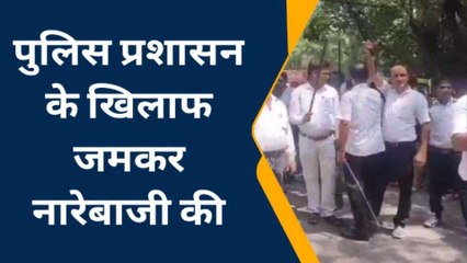 पीलीभीत: वकीलों ने हाथों में डंडे लेकर टनकपुर रोड जाम किया