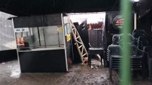 Lanchonete no Centro é danificada após Outdoor ser derrubado pelo vendaval
