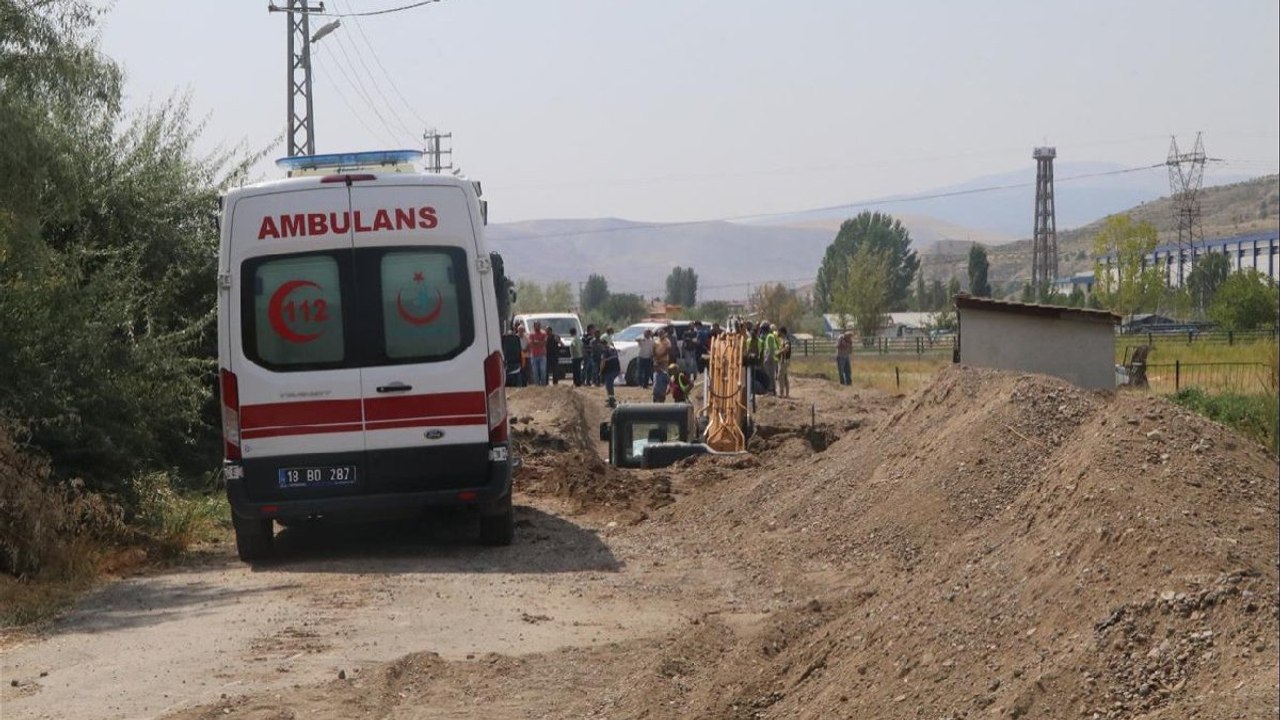 Altyapı çalışmaları sırasında toprak kaydı: Bir işçi hayatını kaybetti