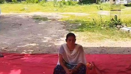ఆదిలాబాద్: న్యాయం చేయాలంటూ డీఈఓ కార్యాలయం ఎదుట నిరసన