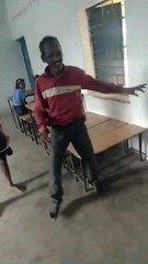 शराबी शिक्षक का वीडियो वायरल, क्लास रूम में की ऐसी हरकत, देखें