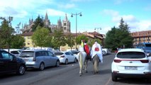 Los jinetes enmascarados recorren las calles de León