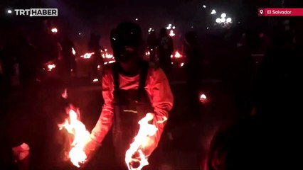 El Salvador'da "ateş topu" festivali yapıldı