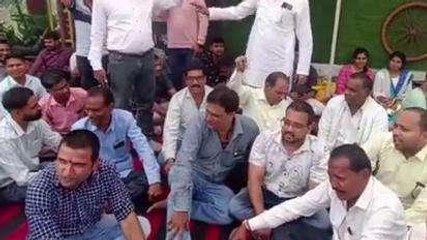 देवास: पटवारी संघ के धरना स्थल पर पहुंचे विकास प्राधिकरण अध्यक्ष, हुई चर्चा
