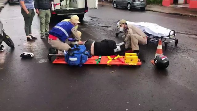 Motociclista quebra a perna após acidente na rua Manaus