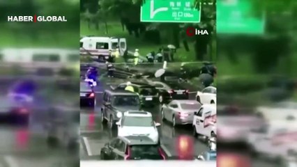 Amatör kameraya yansıdı! Saola Tayfunu bir kadını metrelerce böyle sürükledi