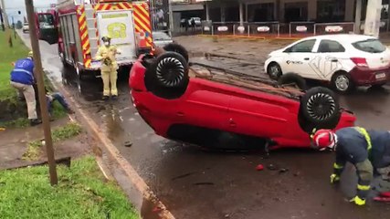 Capotamento deixa vítimas na Avenida Carlos Gomes