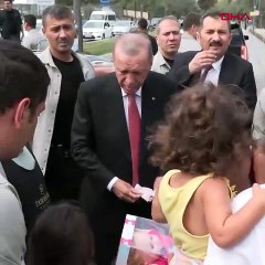 Erdoğan, çocuklara oyuncak ve harçlık dağıttı