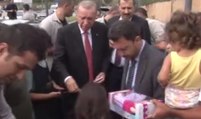 Cumhurbaşkanı Erdoğan çocuklara oyuncak dağıttı