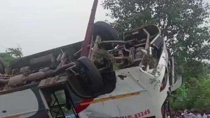 दर्दनाक हादसा: अनियंत्रित बस खाई में गिरी, दो की हुई मौत दर्जनों यात्री हुए घायल