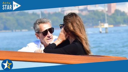 Mostra de Venise 2023  Carla Bruni et Nicolas Sarkozy enlacés, arrivée très romantique en bateau ta