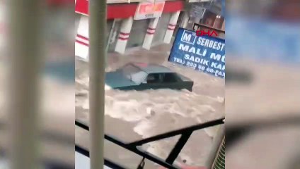 AFYONKARAHİSAR'DA SAĞANAK; İSMETPAŞA CADDESİ GÖLE DÖNDÜ