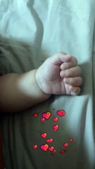 Sur Instagram, elle ne révèle jamais plusqu'une petite main ou un petit pied.La petite Sasha sur Instagram.