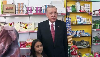 Cumhurbaşkanı Erdoğan, kendisini bekleyen vatandaşları görünce aracından indi