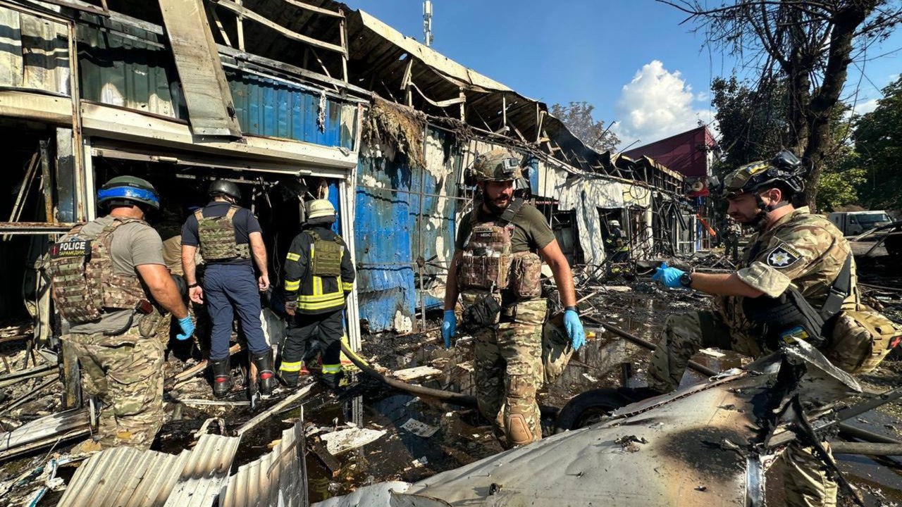 Momento en que un misil ruso impacta un mercado ucraniano y deja decenas de muertos