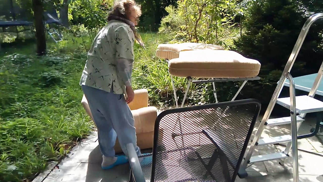 Sofa im Garten