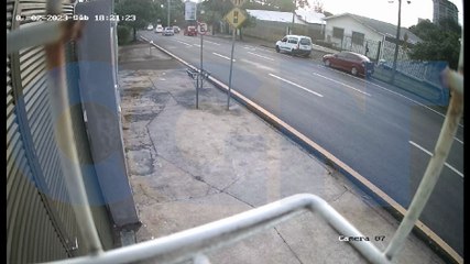 Vídeo mostra forte colisão entre Palio e Clio na Rua Antonina, no Centro